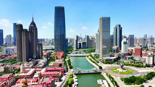 正午时分蓝天下的天津市津湾广场海河