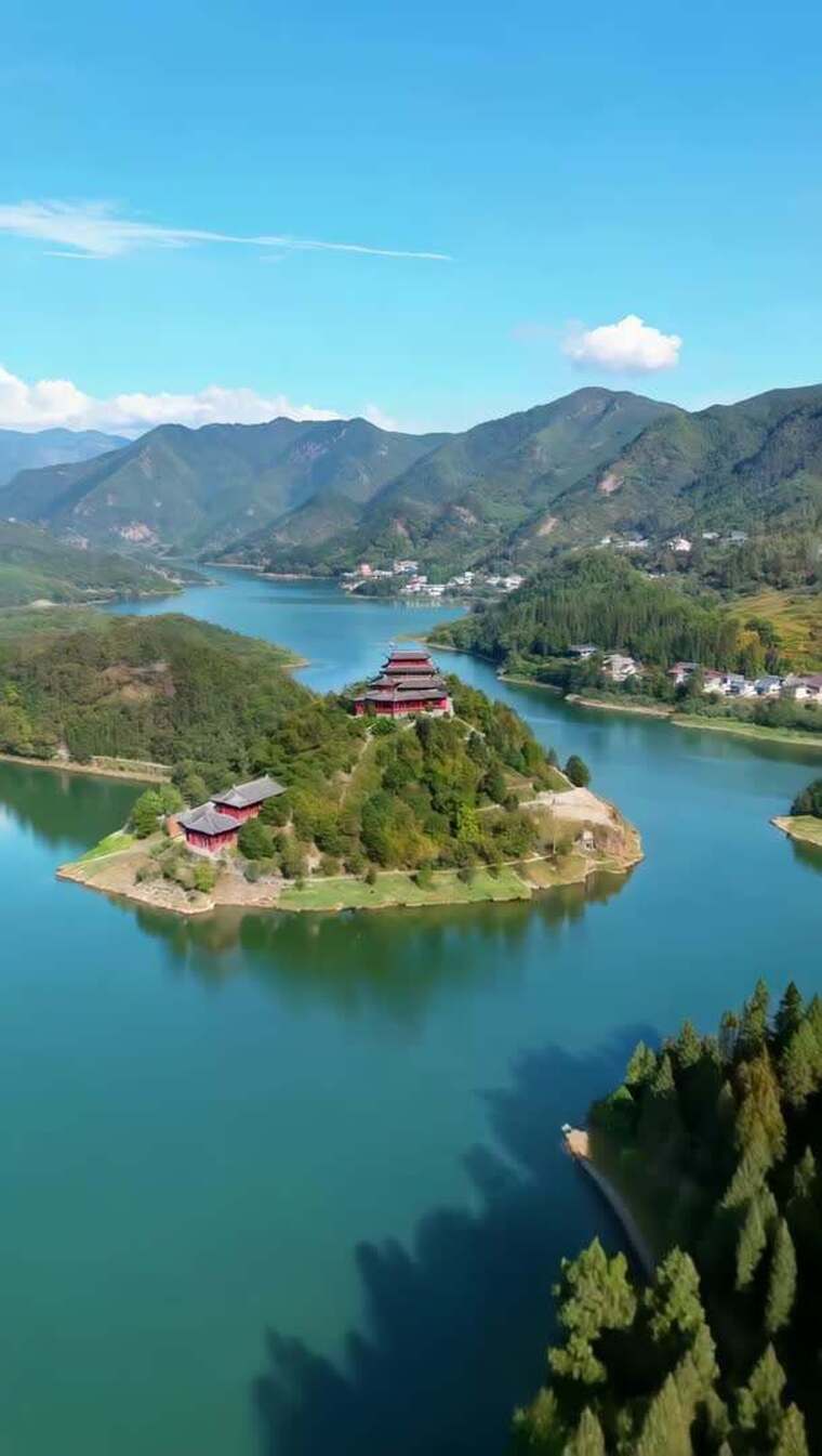 湖泊风光中的中式建筑航拍