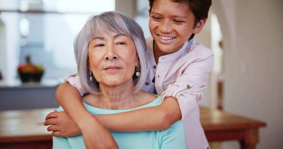 面对，微笑和孩子在家里拥抱奶奶，关心和信