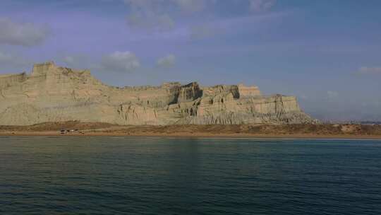 阿拉伯海上空，背景是欣戈尔国家公园崎岖的山脉。多莉前进