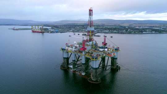 航拍海上大型石油钻探平台