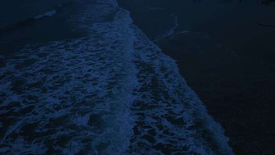 夜晚海边航拍夜晚沙滩海水拍打岸边晚上潮水