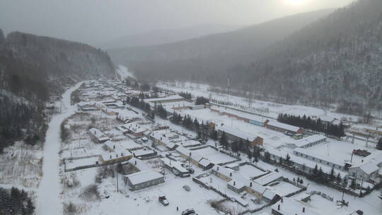 航拍东北冬天早晨村庄冰雪