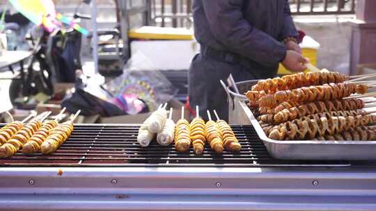 街头小吃摊油炸食物