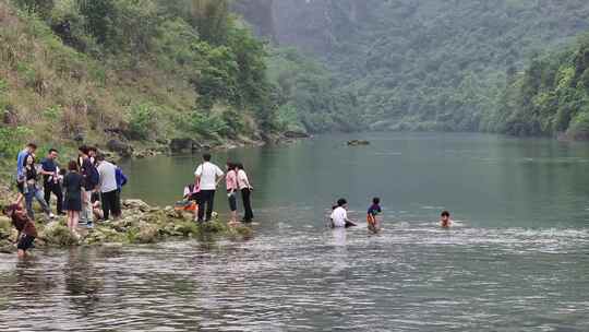 小孩在河中玩水