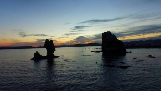 海面上的礁石夕阳风光