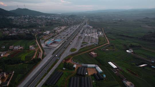 西南丘陵地带高速公路停车服务区