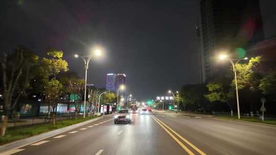 城市夜晚夜景开车第一视角汽车窗外沿途风景