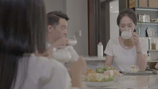 楼盘 家庭 幸福生活 幸福一家人  吃早餐