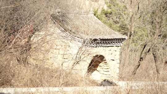 野外石砌小屋景象