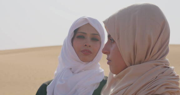 穆斯林父母在沙漠中拍摄