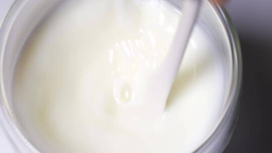 勺子搅拌高钙速溶全脂低脂营养绿色牛奶粉视频素材模板下载