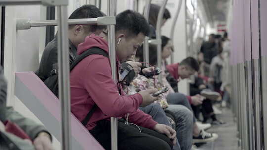 武汉地铁人流 车厢乘客 地铁上坐车的乘客