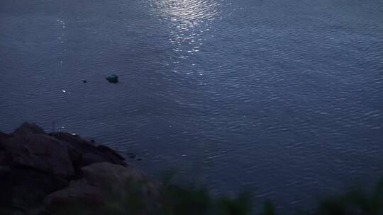 水面月光映在湖面上大海海滩上的满月倒影