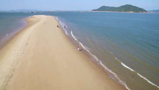 年轻女孩在漳州东山岛鱼骨沙洲漫步碧海蓝天