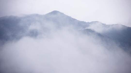 高山隐逸云雾间，禅心悠然情自远