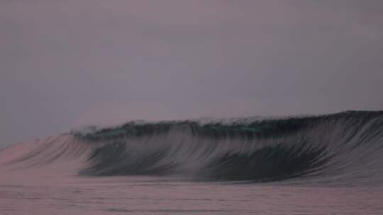 Teahupo'o令人惊叹的怪物著名冲浪