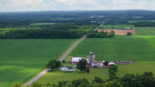 美国俄亥俄州农村的农场谷仓和筒仓美国农业