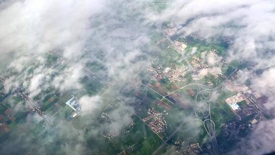 民航飞机穿越云层俯拍地面视频