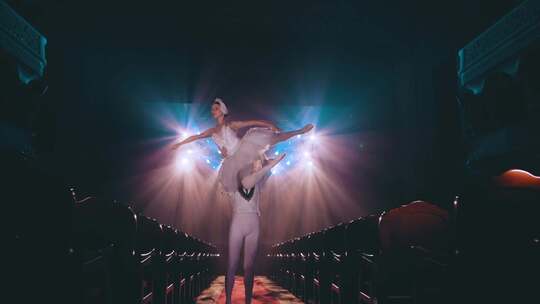 专业芭蕾舞演员在剧场跳舞视频素材模板下载