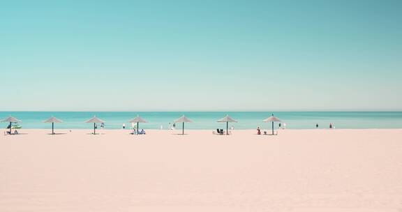8k实拍海边沙滩上的游客唯美空镜