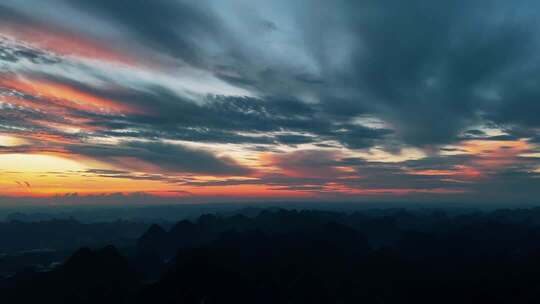 晚霞下的山峦全景