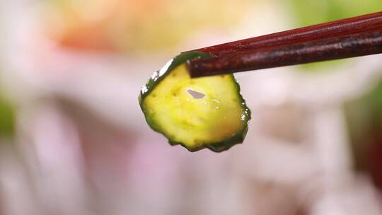 炝拌黄瓜片腌黄瓜咸菜下饭菜