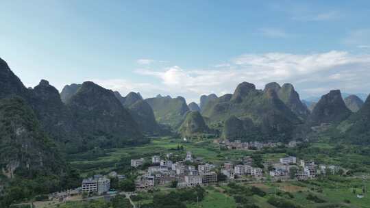 喀斯特地貌下的乡村全景风光