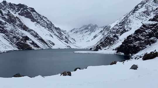 寒冷的冰川雪景