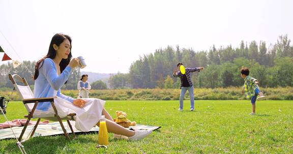 快乐的一家人在草地上玩耍