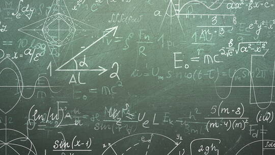 黑板上的特写数学公式和元素