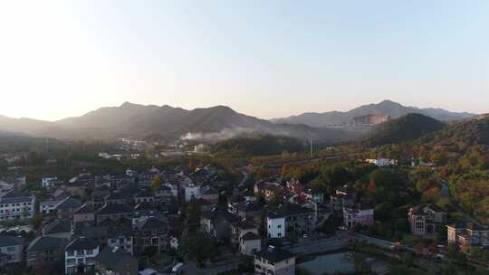 夕阳下的山村和农田