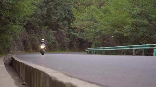 山路骑摩托车女骑士视频素材模板下载