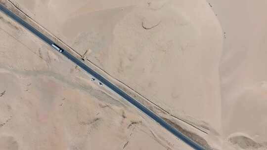 航拍货车行驶在沙漠公路上