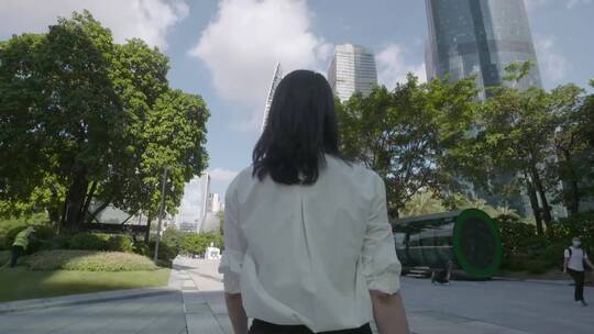 城市建筑高楼大厦女人背影白领上班背影向前