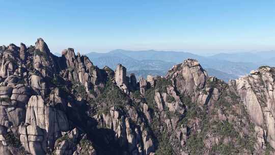 壮观的岩石山景与空中栈道