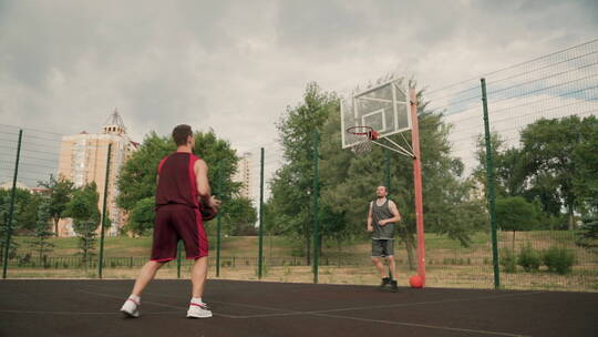 打篮球的男人视频素材模板下载