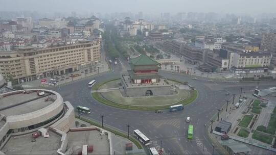 中国山西西安空中钟楼和交通的环形交叉路口