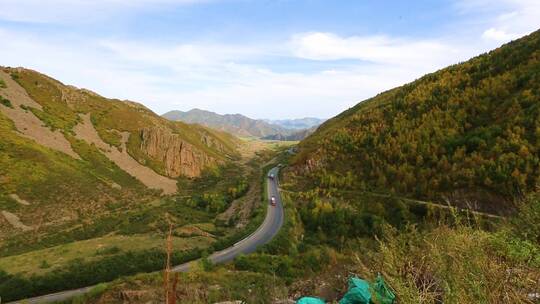 秋天山峰上俯拍山谷间的公路