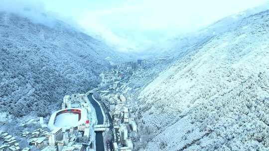 雪后小镇全景，银装素裹美如仙境