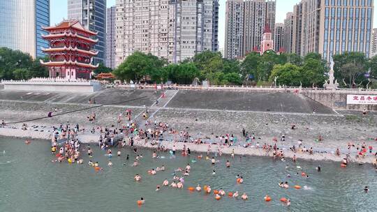 航拍宜昌夏天长江里游泳的人群
