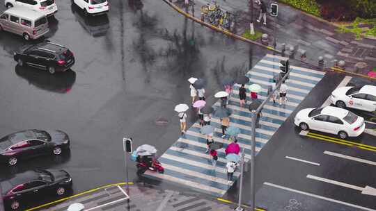 城市下雨天的十字路口