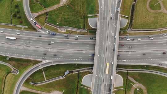 汽车沿多层公路高速行驶