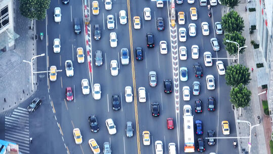 航拍城市上下班高峰期交通堵车的街景与车流
