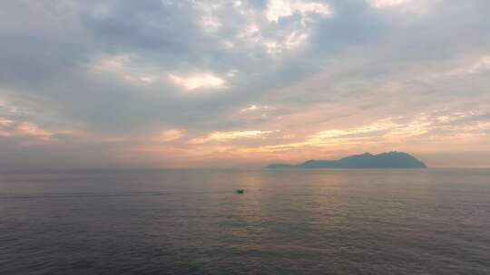 海上日出时分的壮阔景色,灵山岛