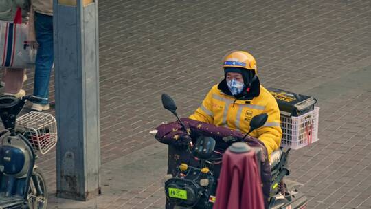 繁华城市中外卖骑手送外卖底层奋斗者忙碌视频素材模板下载