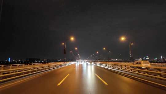 城市夜晚开车第一视角汽车窗外沿途风景马路