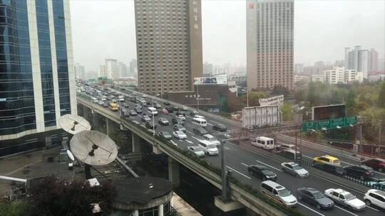 上海一座桥上繁忙的交通