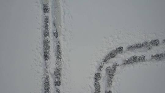 航拍俯瞰雪地上的2022印迹视频素材模板下载