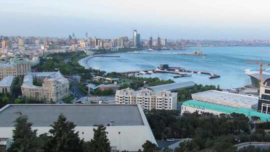 海边大城市的俯视图昼夜巴库阿塞拜疆时间流